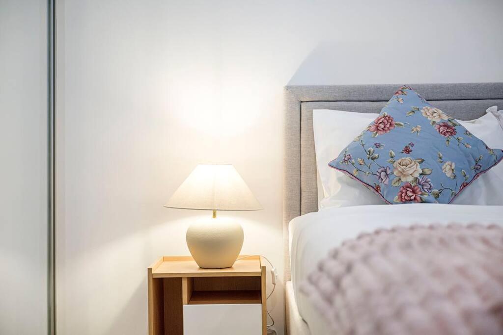 Eastwood 3br - Close To Shops & Transport Apartment *